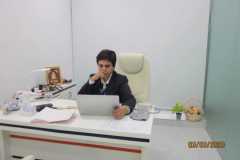 Dr.-Agrawal-in-GGN-Clinic-2
